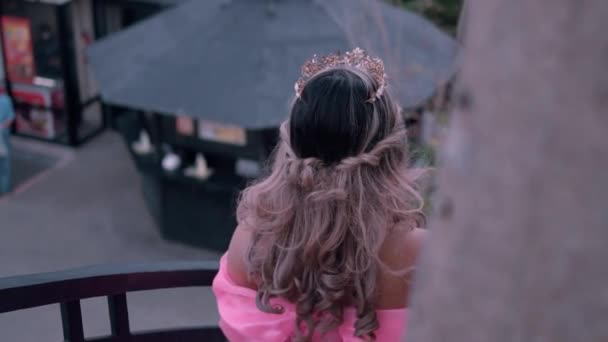 Королівська Королева Насолоджується Палацом Сходів Коли Вона Була Рожевій Сукні — стокове відео