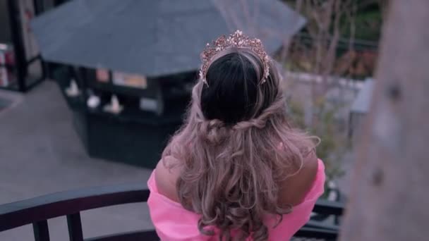 Принцеса Гламур Насолоджується Своїм Палацом Паркані Даху Під Час Денного — стокове відео