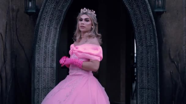 Queen Standing Front Her Palace While Wearing Pink Dress Crown — Αρχείο Βίντεο