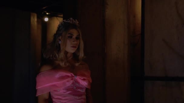 Принцесса Розовом Платье Медленно Ходит Темноте Время Носить Корону Тиару — стоковое видео