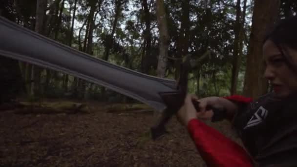 Battle Chinese Woman Red Black Costumes Fighting Each Other Forest — Vídeos de Stock