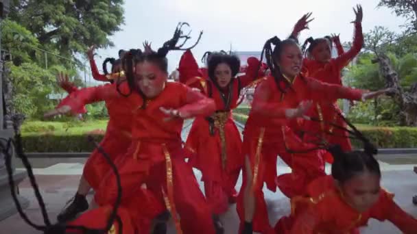 Group Chinese Kids Dancing Red Costumes Chinese Gate Temple — стокове відео