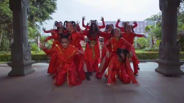 Group Chinese Kids Dancing Red Costumes Chinese Gate Temple — стокове відео