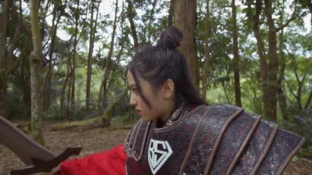 Portrait Shoot Chinese Woman Armored Costume Fighting Her Rival Jungle — Stockvideo