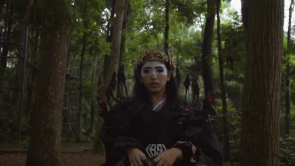 Chinese Woman Mask Black Bird Costume Walking Tree Jungle — Stockvideo