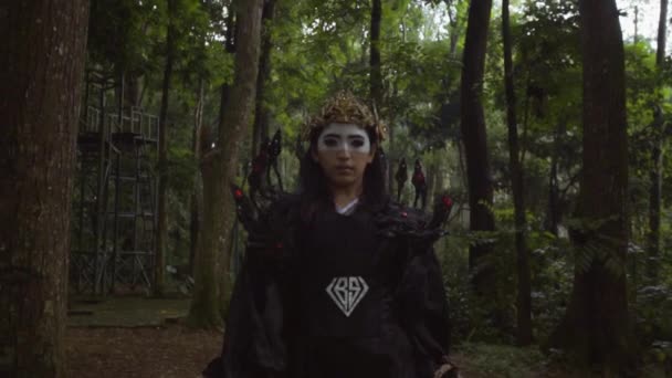 Chinese Woman Mask Black Bird Costume Walking Tree Jungle — Αρχείο Βίντεο