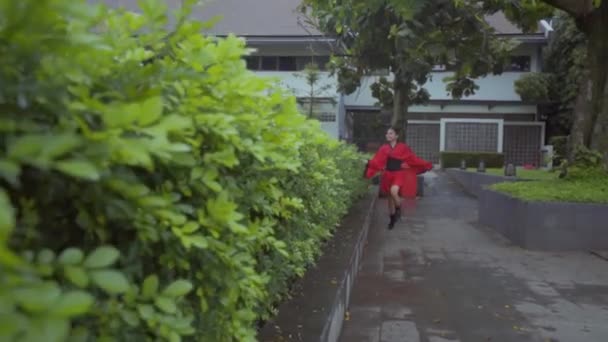 Chinese Kids Red Costume Playing Garden Temple — Stock video