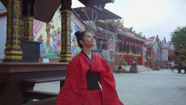 Chinese Kids Enjoy Her Red Shirt While Playing Temple China — Stock video