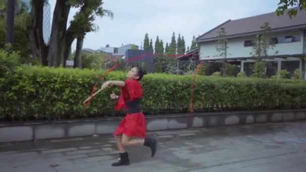 Chinese Kids Red Costume Having Fun While Playing Rope Temple — ストック動画
