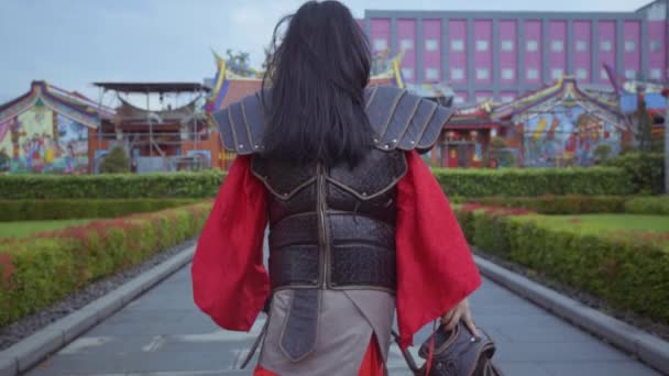 Armored Chinese Woman Walking Garden While Wearing Red Costume Chinese — Stok video