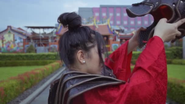 Chinese Warrior Armor Opened Helmet Untied Black Hair Garden — Stock video