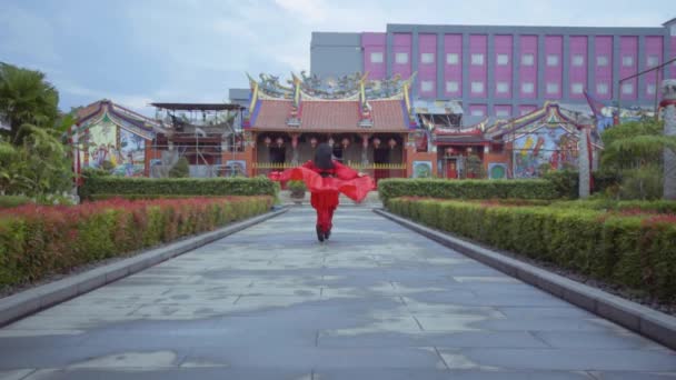 Beautiful Chinese Woman Running Red Costume Garden China Town — Stok video