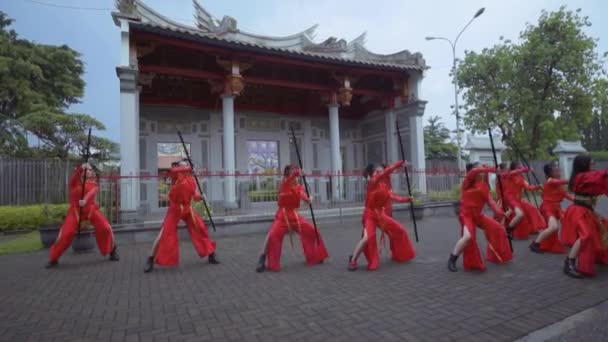 2021年10月12日インドネシア バンドン 中国の旧正月の祭りで踊る中国の若者のグループ — ストック動画
