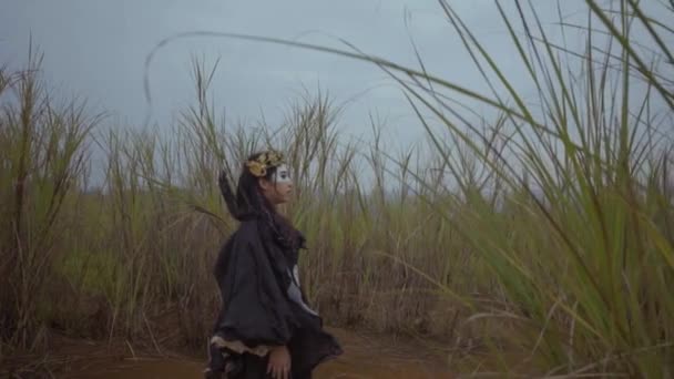 Asian Woman Black Raven Costume Walking Bush Mountain Mysteriously — Vídeo de Stock