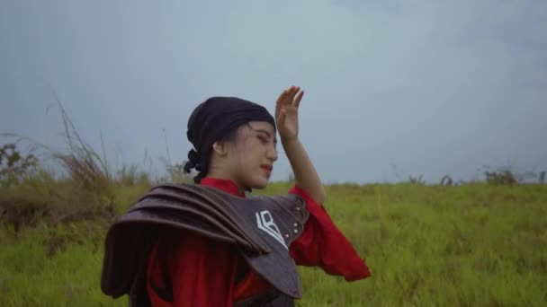 Asian Women Take Breath Open Armor Helmet While Taking Hiking — стоковое видео