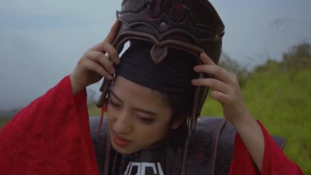 Asian Women Take Breath Open Armor Helmet While Taking Hiking — 图库视频影像