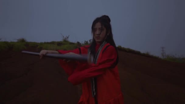 Asian Women Performing Wooden Martial Art Mountain While Wearing Red — Vídeos de Stock