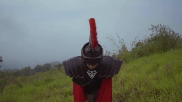 Chinese Woman Opens Armor Helmet Rests While Mountain Hill — 비디오