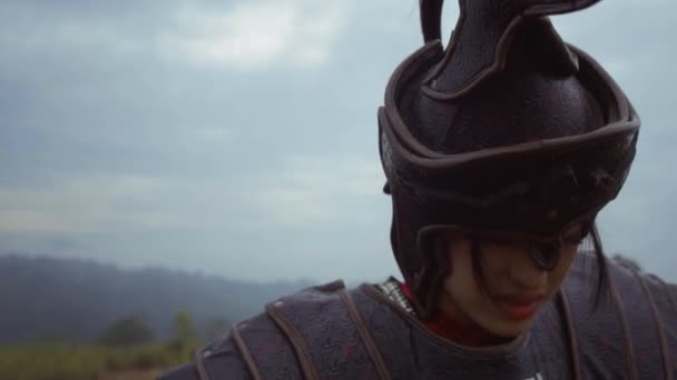 Asian Women Armor Suits Walk Difficulty While Climbing Mountain Hill — Vídeo de stock