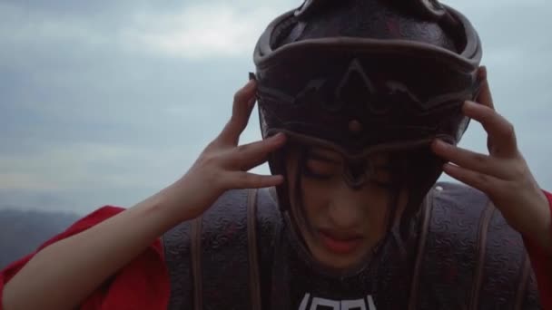 Asian Women Armor Suits Walk Difficulty While Climbing Mountain Hill — Αρχείο Βίντεο