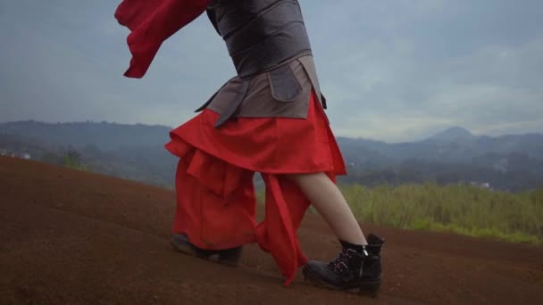 Chinese Woman War Costume Walking Desperately Mountain Brown Soil Background — Stockvideo