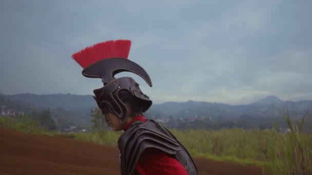 Chinese Woman War Costume Walking Desperately Mountain Brown Soil Background — стоковое видео
