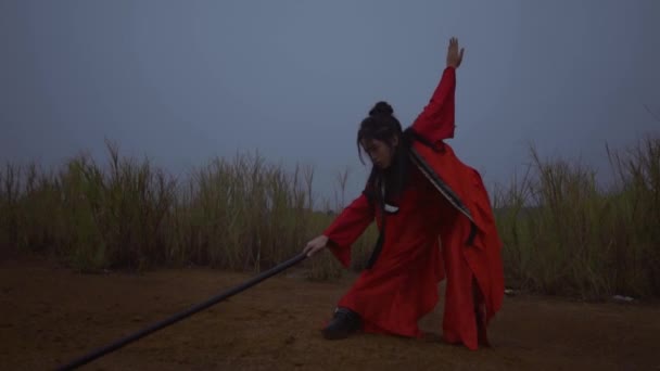 Chinese Warrior Stretching Stick While Wearing Chinese Costume Ground Mountain — Vídeos de Stock