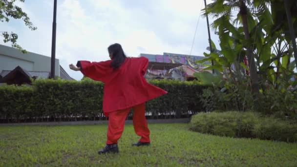 Chinese Woman Rehearsal Martial Art Performance Chinese Temple Green Bush — 图库视频影像