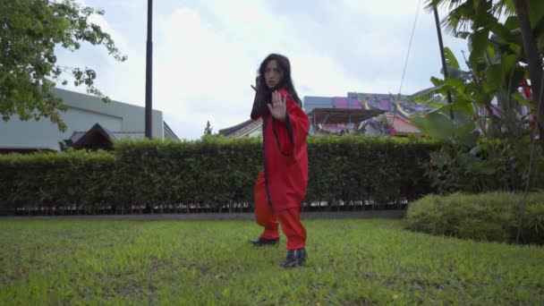 Chinese Woman Rehearsal Martial Art Performance Chinese Temple Green Bush — 图库视频影像