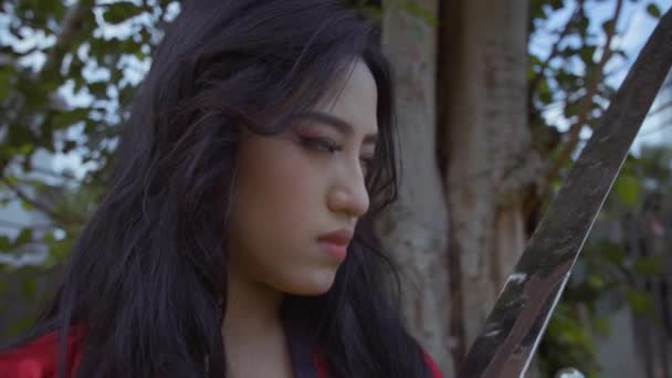 Asian Woman Holding Silver Sword While Looking Cunning Camera Temple — Vídeo de Stock
