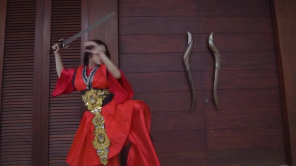 Asian Woman Training Her Sword While Wearing Red Dress Battle — 图库视频影像