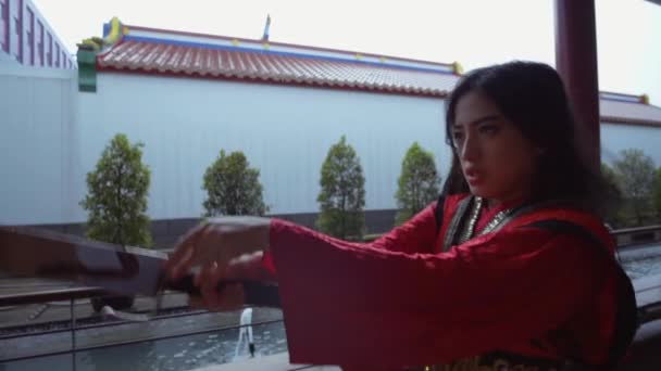 Asian Woman Playing Silver Sword Battle Her Rival Chinese Temple — Stockvideo