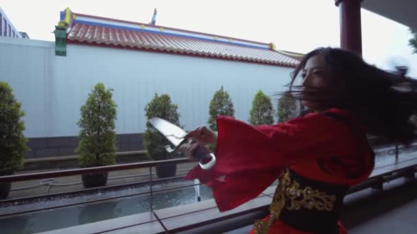 Asian Woman Playing Silver Sword Battle Her Rival Chinese Temple — Stockvideo