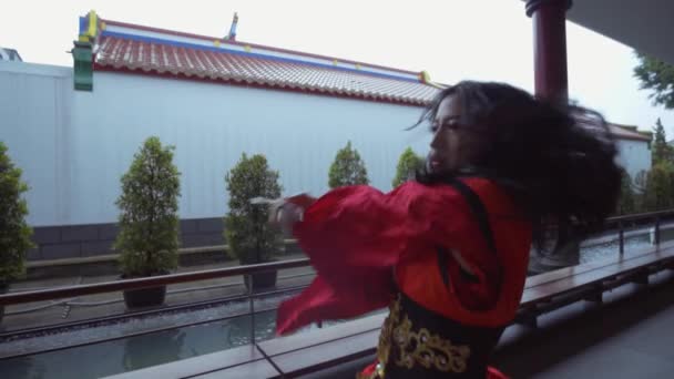 Asian Woman Playing Silver Sword Battle Her Rival Chinese Temple — Stockvideo