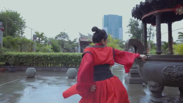 Asian Woman Training Her Sword While Wearing Red Dress Battle — Stok Video