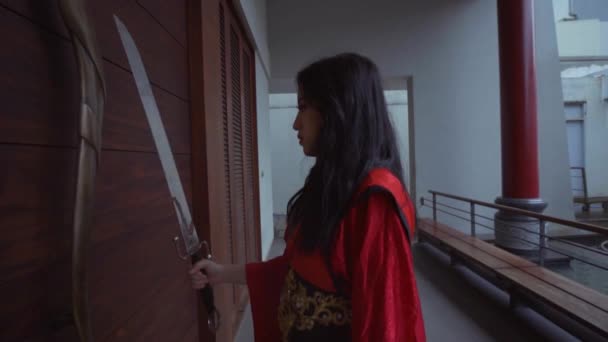 Chinese Woman Waving Silver Sword While Wearing Red Chinese Dress — ストック動画