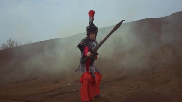 Armored Asian Woman Holding Sword Fighting Enemy Desert Smoke Daylight — Vídeos de Stock