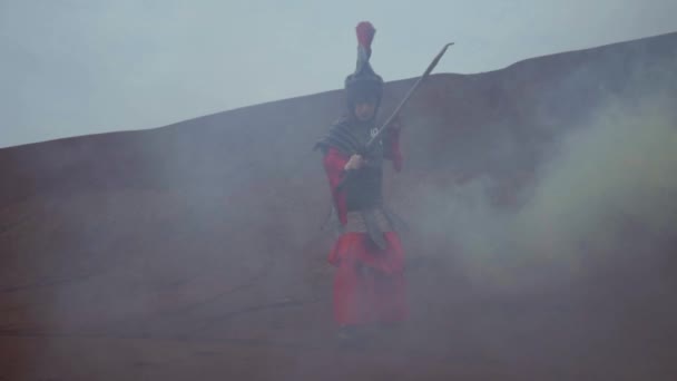 Armored Asian Woman Holding Sword Fighting Enemy Desert Smoke Daylight — Stock Video