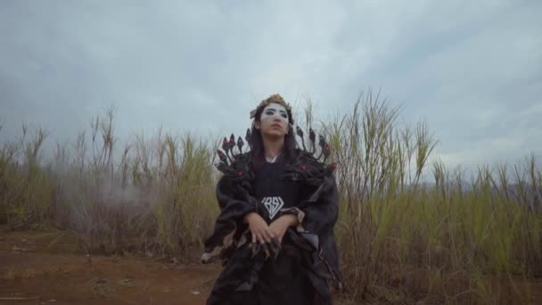 Asian Woman Black Halloween Costume Standing Grass Desert Morning — стоковое видео