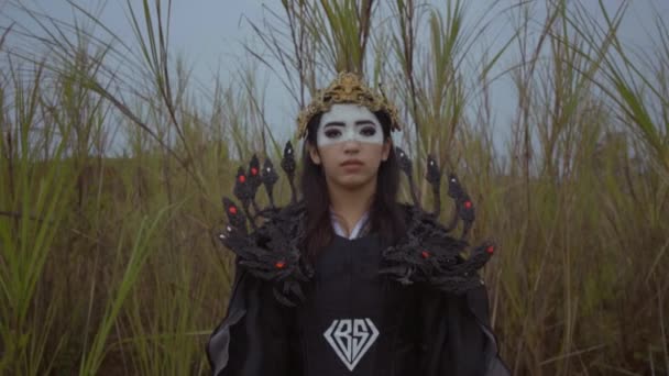 Asian Woman Black Halloween Costume Standing Grass Desert Morning — Stockvideo