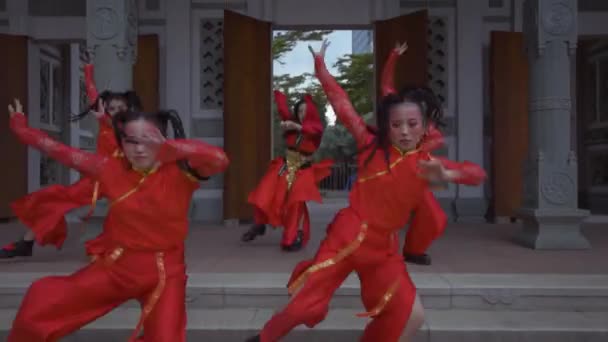 Bandung Indonesia Oktober 2021 Gruppe Kinesiske Ungdommer Som Danser Sammen – stockvideo