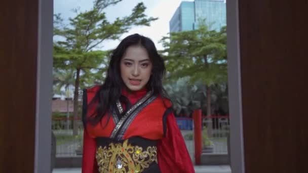 Asian Woman Dancing Full Power While Wearing Chinese Red Dress — Vídeo de Stock