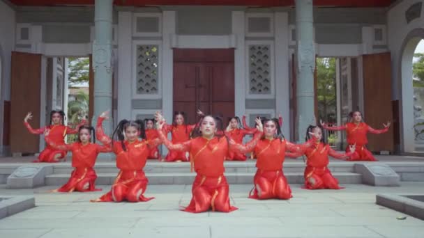 2021年10月12日インドネシア バンドン 中華街祭りで中国門の前でヒップホップスタイルで踊る中国の子供たち — ストック動画