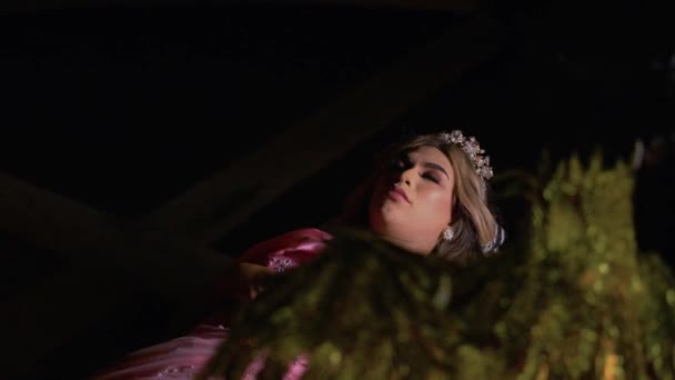 Прекрасна Принцеса Спить Красі Короною Рожевим Платтям Кімнаті — стокове відео