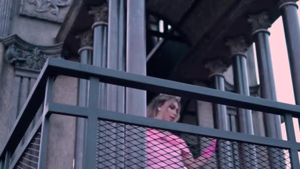 Princess Pink Bride Dress Enjoyed View Fenced Balcony Morning — Vídeo de Stock