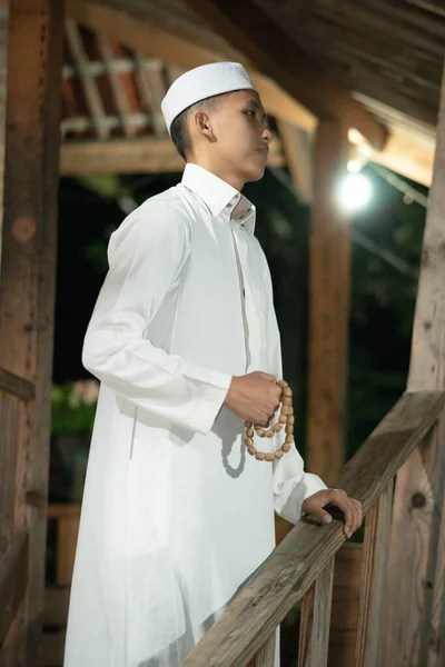 Muslim Stojí Balkóně Dřevěného Domu Vesnici Temné Noci — Stock fotografie