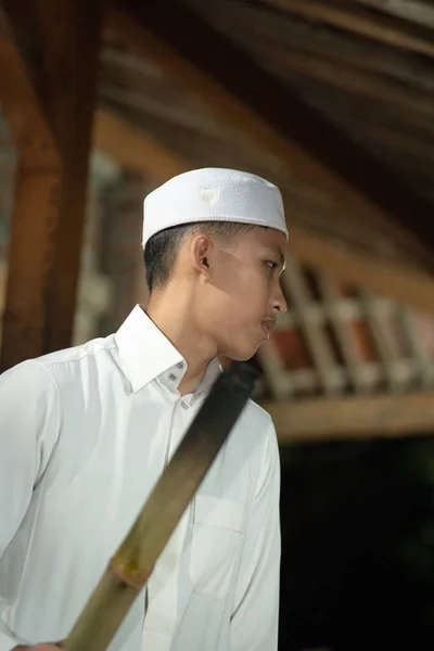Bonito Homem Islâmico Com Vestido Muçulmano Branco Noite Escura Aldeia — Fotografia de Stock