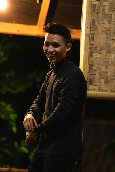 Asiatische Männer Lässiger Schwarzer Kleidung Inneren Des Holzhauses Der Dunklen — Stockfoto