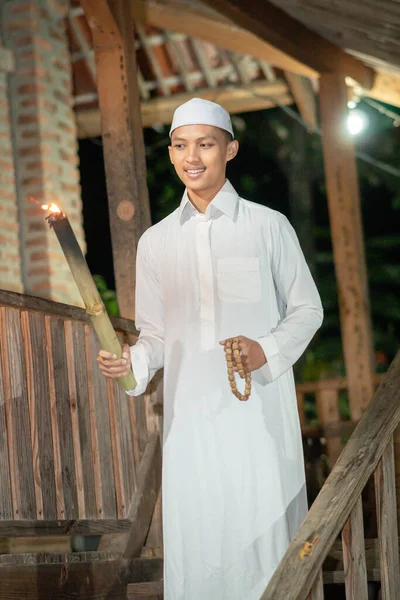 Bonito Homem Islâmico Com Vestido Muçulmano Branco Noite Escura Aldeia — Fotografia de Stock