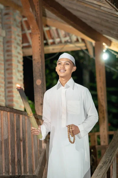 Bonito Homem Islâmico Com Vestido Muçulmano Branco Noite Escura Aldeia — Fotografia de Stock